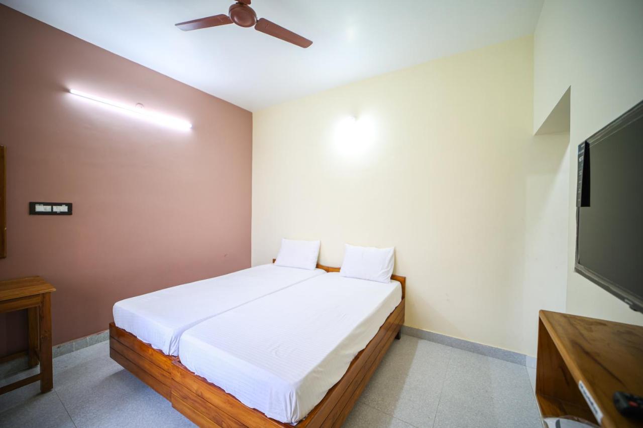 The Pothigai Palace Hotell Kuttālam Eksteriør bilde