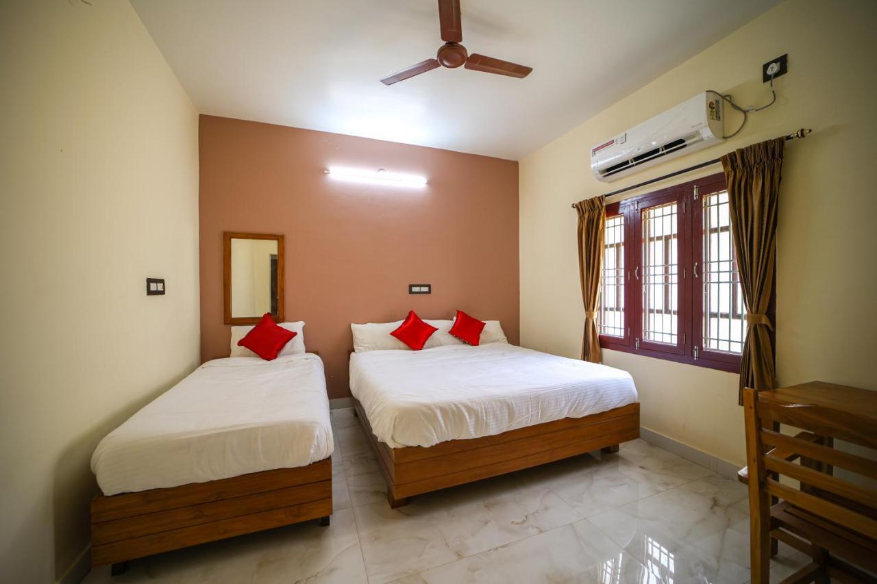 The Pothigai Palace Hotell Kuttālam Eksteriør bilde